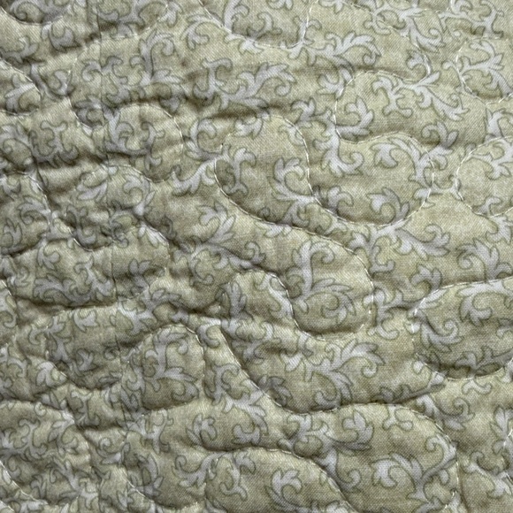 Double Wedding Ring patterned quilt. - Picture 10 of 11